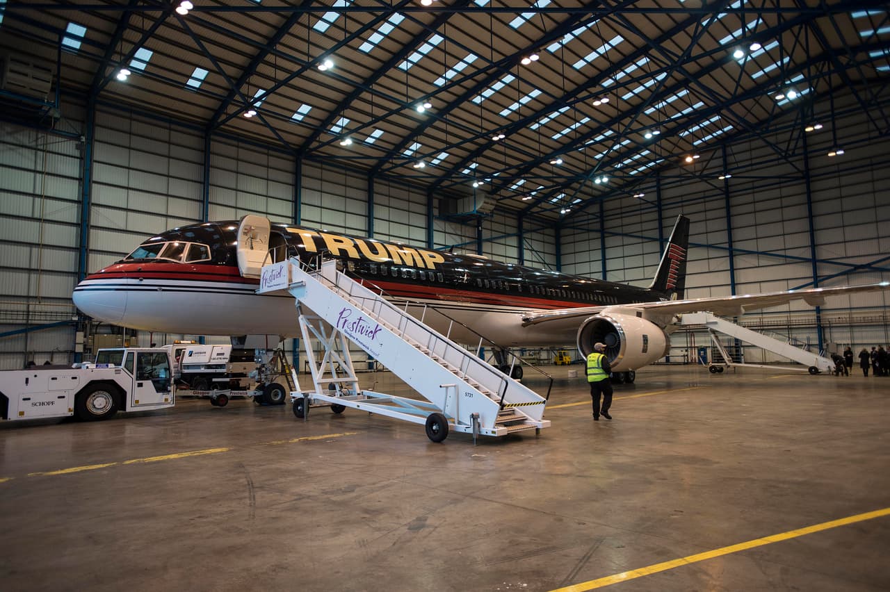 El avión, apodado ‘Trump Force One’, se encuentra varado en el Aeropuerto Internacional de Stewart, en Nueva York, por problemas mecánicos, incluyendo en uno de sus costosos motores
<a href="https://www.univision.com/carros/marcas-de-carro/rolls-royce"><u>Rolls-Royce</u></a> RB211 Turbofan, cuya reparación podría requerir de cientos de miles de dólares.