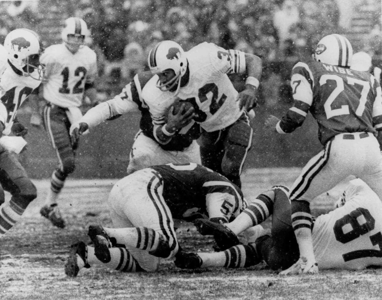 En 1973 O.J. Simpson se convirtió en elprimer corredor en la historia que supera las 2,000 yardas en una temporada. Lo consiguió precisamente ante los New York Jets en el viejo y nevado Shea Stadium.