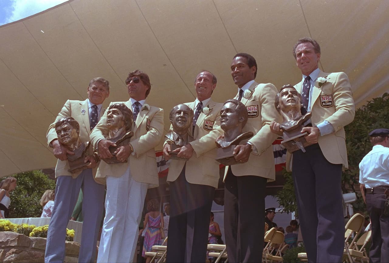 En 1985 O.J. Simpson fue parte de una espectacular nueva generación del Salón de la Fama NFL. Ahí estaba junto con Frank Gatski, Joe Namath, Pete Rozelle y Roger Staubach.