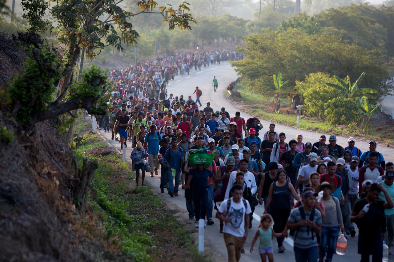 Una caravana de migrantes centroamericanos que se dirige a la frontera entre México y Estados Unidos camina por la carretera en Escuintla, Chiapas, México, el sábado 20 de abril de 2019.