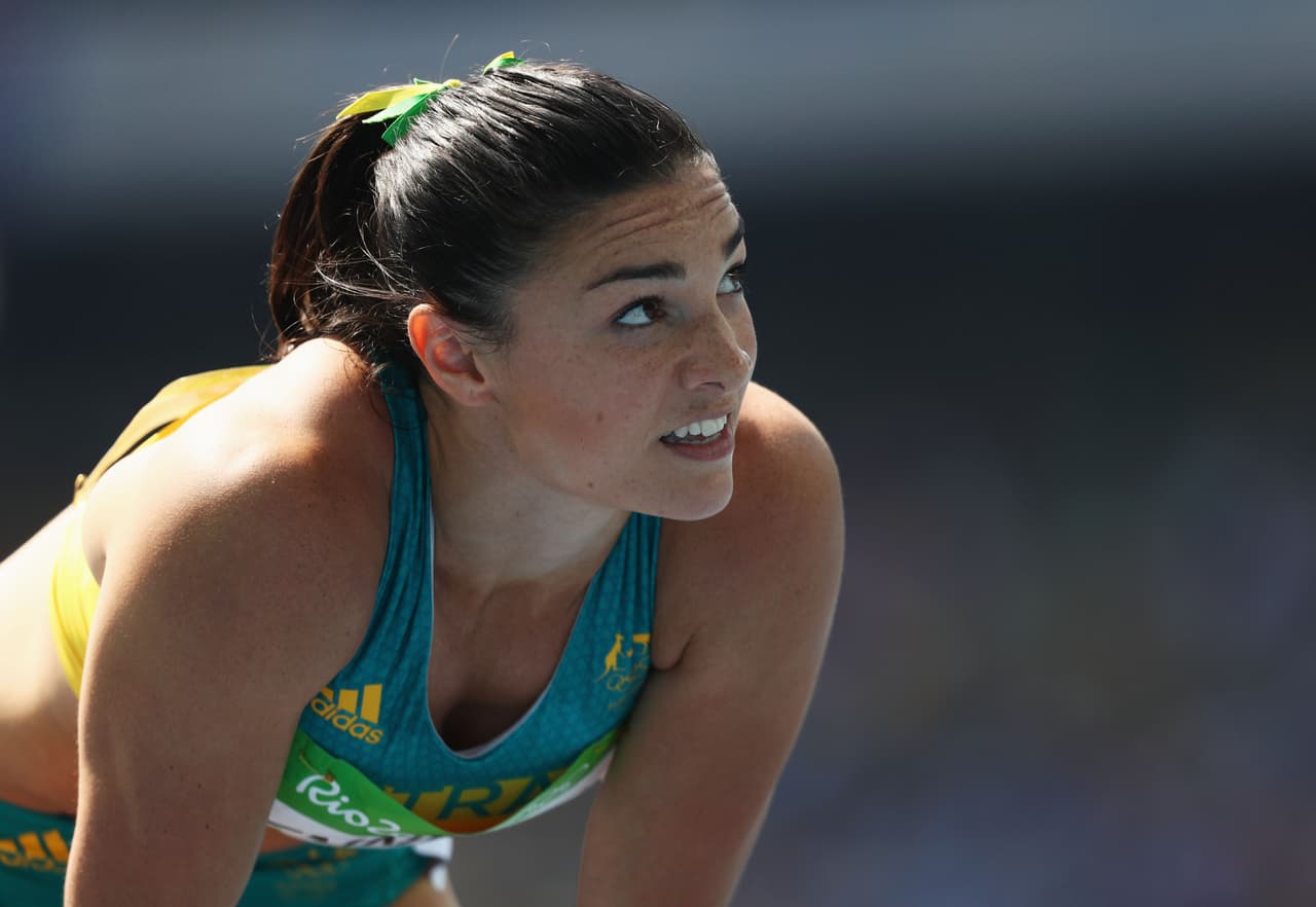 Jenneke se hizo popular por un 
<a href="http://www.univision.com/deportes/vuelve-el-baile-sexy-de-michelle-jenneke-a-las-pistas">sexy baile realizado antes de una competencia en 100 metros vallas</a>. Desde allí, su figura no pasa desapercibida en las pistas. Aunque apenas superó la primera ronda en las pasadas olimpiadas, a sus 23 años aún tiene mucha carrera para deleitar con su talento, su atlético cuerpo y bella sonrisa.