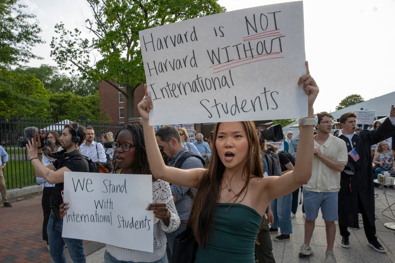 Varias personas sostienen pancartas durante la manifestación de Estudiantes de Harvard por la Libertad en apoyo a los estudiantes internacionales en el campus de la Universidad de Harvard en Boston, Massachusetts, el 27 de mayo de 2025. Los estudiantes de Harvard protestaron el martes después de que el gobierno estadounidense dijera que tiene la intención de cancelar todos los contratos financieros restantes con la universidad, el último intento del presidente Donald Trump de obligar a la prestigiosa institución a someterse a una supervisión sin precedentes.