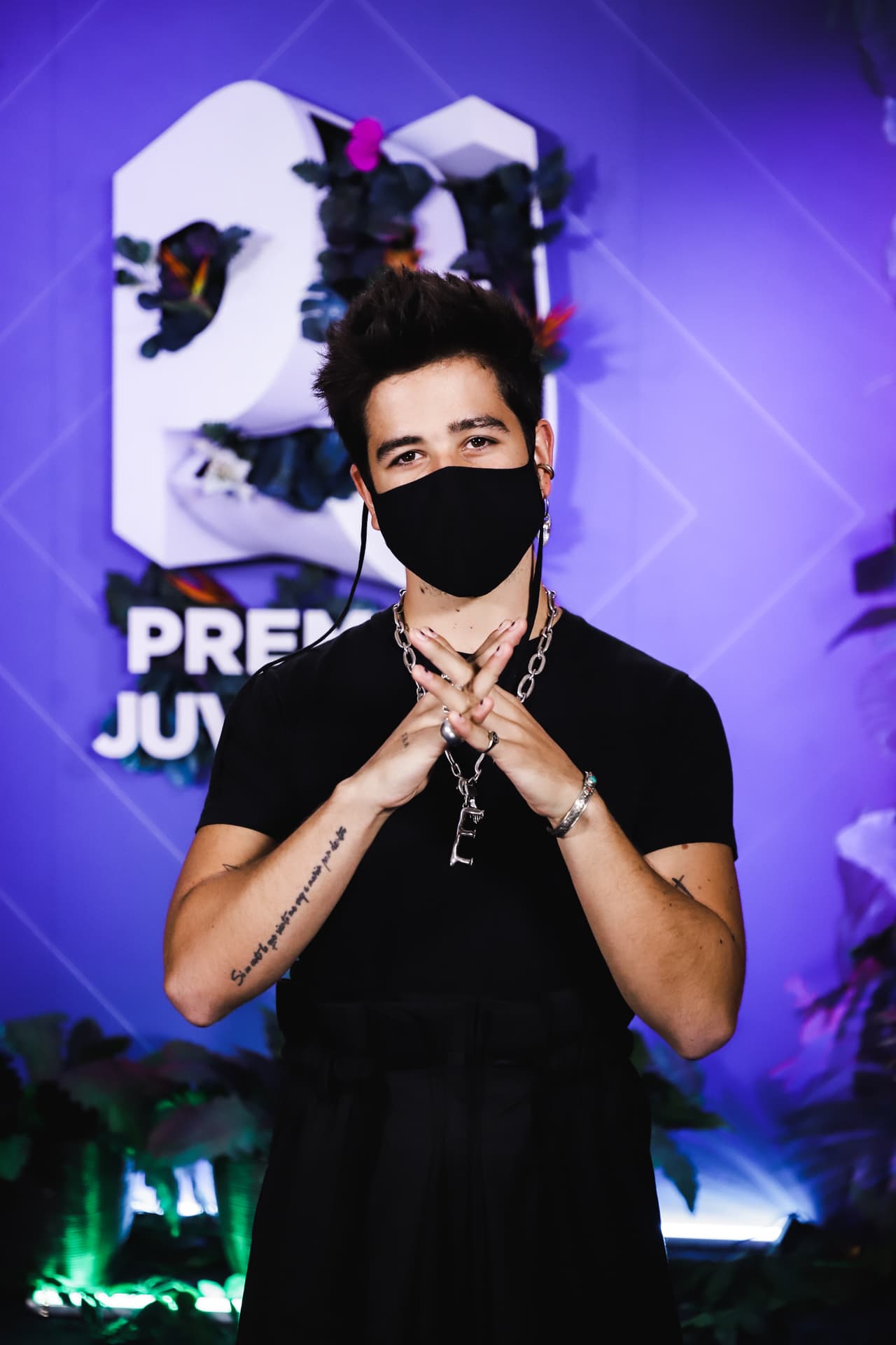 Como accesorios, el intérprete de 'Tutu' llevó una cadena plus size colgando del cuello con un dije en forma de la letra 'E' de Echeverry, además de una pulsera de oro con piedras, anillos y un cubreboca negro.