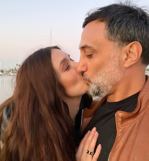 Bella, su hija
<b>, </b>nació el pasado 12 de octubre. Desde entonces, ha publicado varias imágenes de ella y su esposo en su nueva
<b><a href="https://www.univision.com/famosos/marlene-favela-reaparece-en-instagram-y-cuenta-algo-que-otras-madres-primerizas-entenderan-fotos" target="_blank">faceta como padres. </a></b>