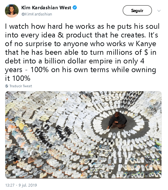 "Observo lo duro que trabaja (Kanye West) mientras pone su alma en cada idea y producto que crea. No sorprende a nadie que trabaje con Kanye 
<b>que haya podido convertir millones de dólares en deudas</b> en un imperio de miles de millones de dólares en solo 4 años", escribió Kim.