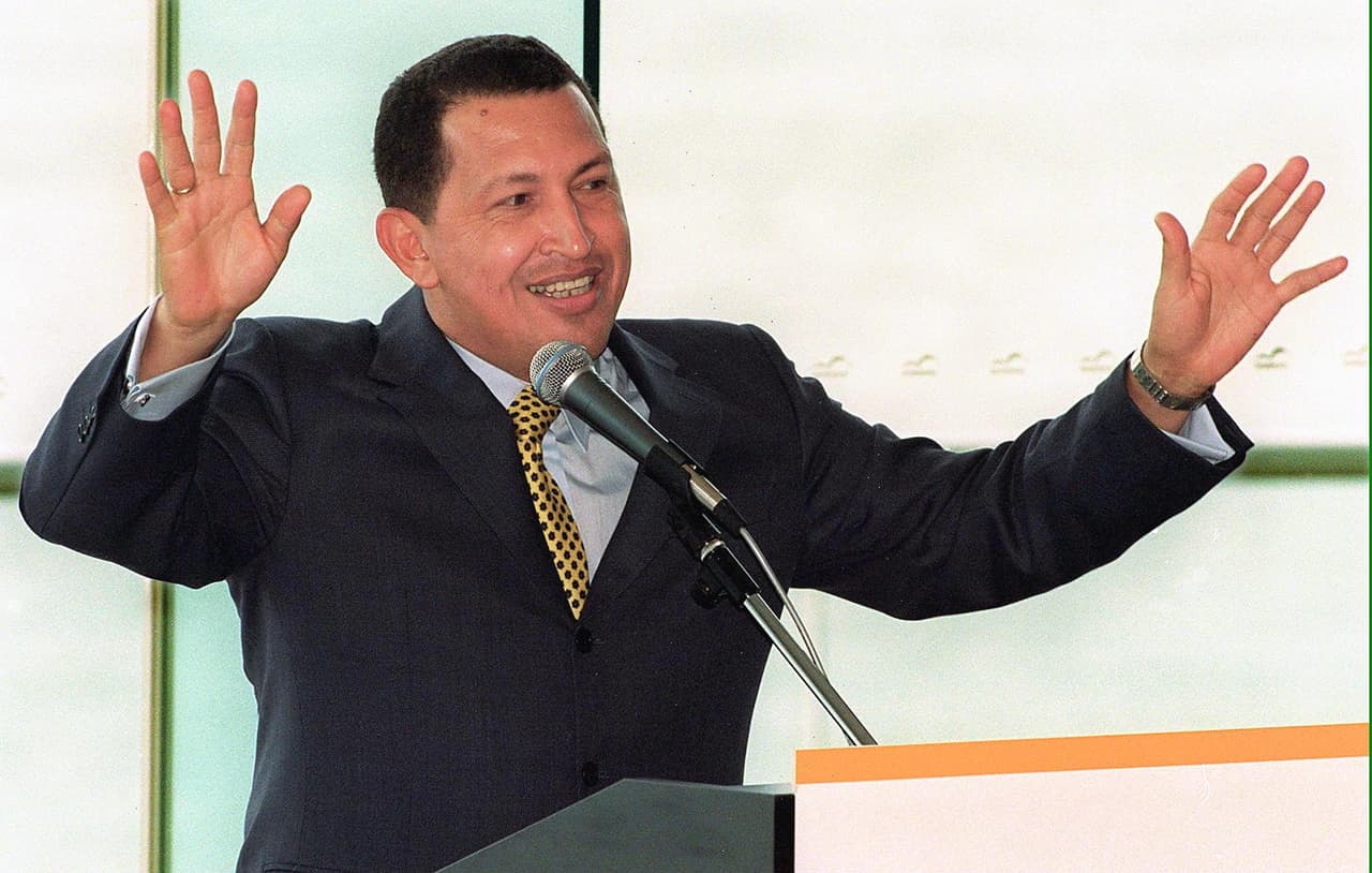 <h2 class="cms-H2-H2">Asume el poder en 1999</h2>
<br>
<br>Hugo Chávez juró como presidente de Venezuela el 2 de febrero de 1999. Ese mismo día, en su primer acto de gobierno, Chávez firmó un decreto para convocar un referéndum consultivo. Esa consulta, que se celebró el 25 de abril de ese mismo año, y preguntó a los venezolanos si querían convocar a 
<b>una Asamblea Nacional Constituyente para redactar una nueva Constitución</b>. Ese nuevo contrato social se aprobó en el referéndum del 15 de diciembre de 1999. 
<br>