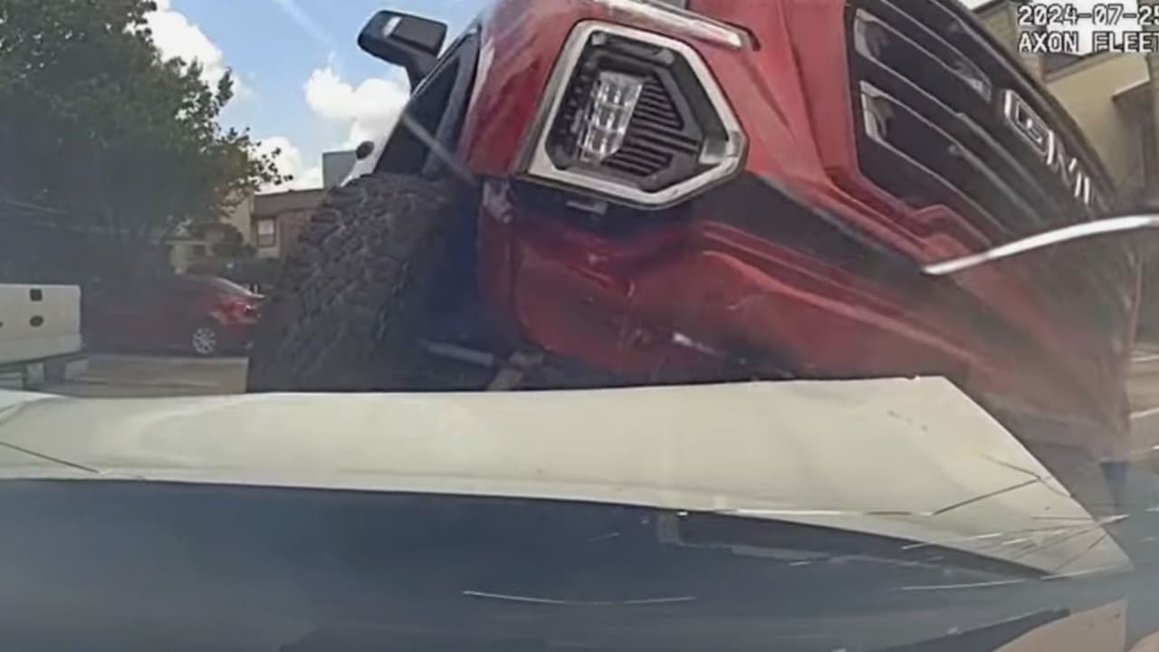 Una cámara instalada en el tablero de la patrulla graba el momento en que la camioneta casi sube sobre el capó del auto.