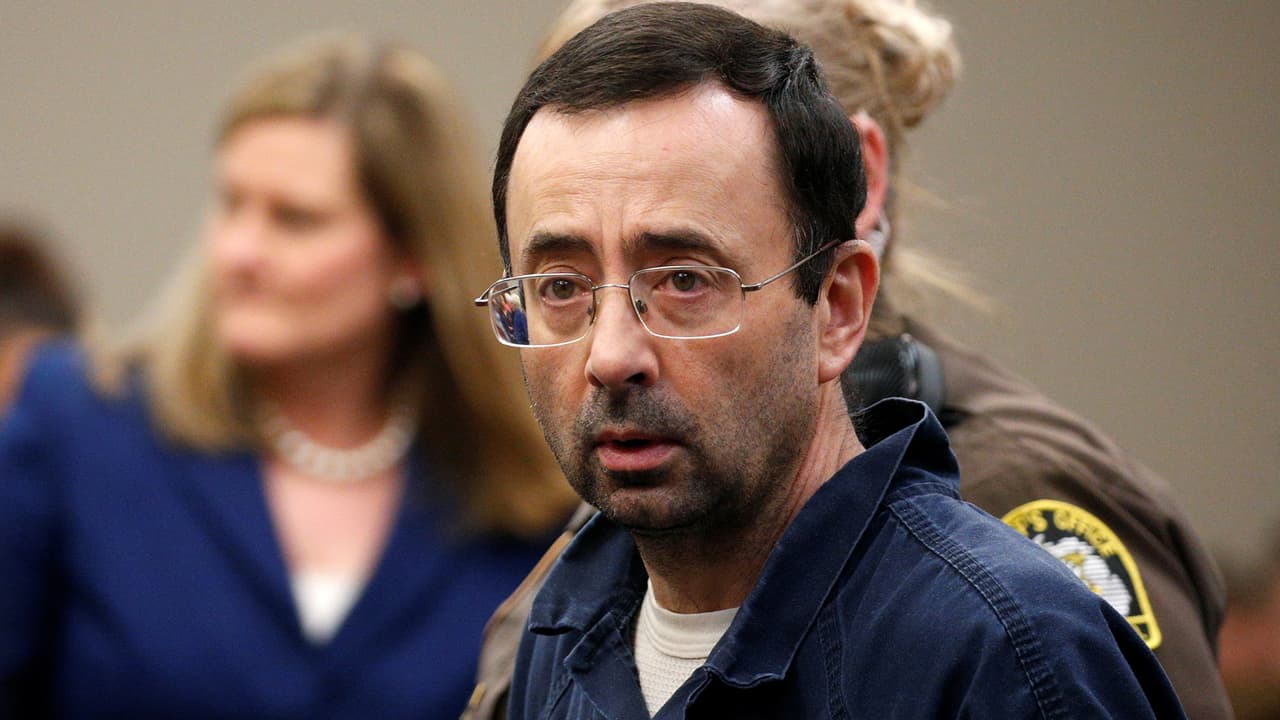 Médico acusado de abusar a 125 niñas dice no soportar el testimonio de otra víctima más y la jueza le contesta: "Yo no soy su terapista"