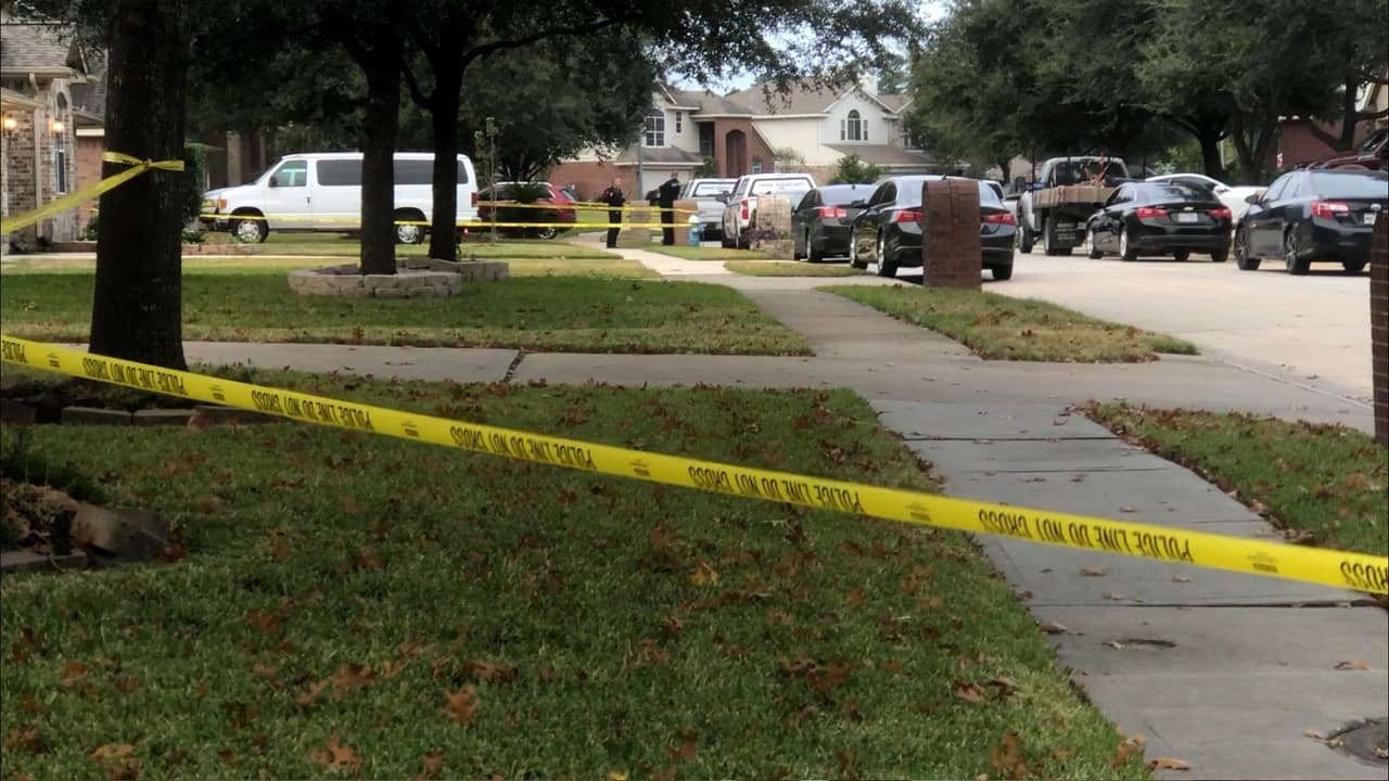 La madrugada del lunes una
<b><a href="https://www.univision.com/local/houston-kxln/investigan-la-muerte-de-una-mujer-tras-ser-baleada-dentro-de-una-vivienda-en-spring-video">mujer fue hallada muerta</a> </b>con heridas de bala mientras sus cinco hijos dormían en la vivienda, según informó
<b><a href="https://twitter.com/SheriffEd_HCSO/status/1462769053458702340" target="_blank">Ed González</a>,</b> sheriff del condado Harris.