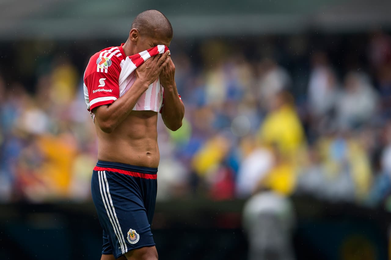 Salcido salió expulsado en el América-Chivas del Apertura 2015.