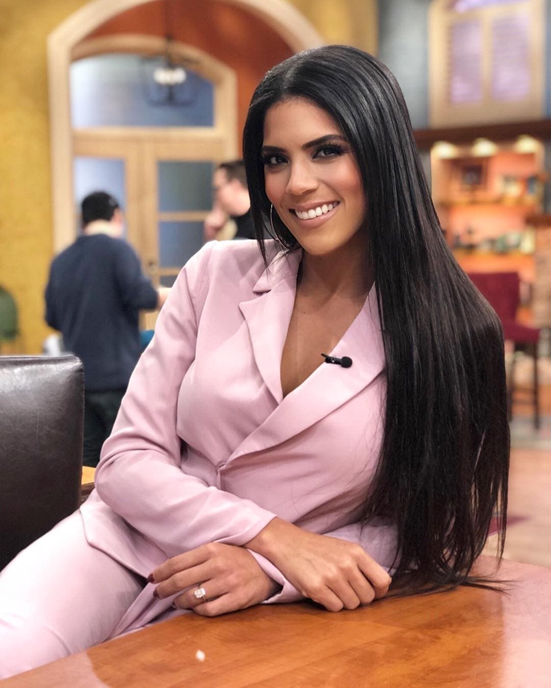 ¿Liso u ondulado? La conductora dominicana también apareció en televisión con la melena extra larga y completamente alaciada.