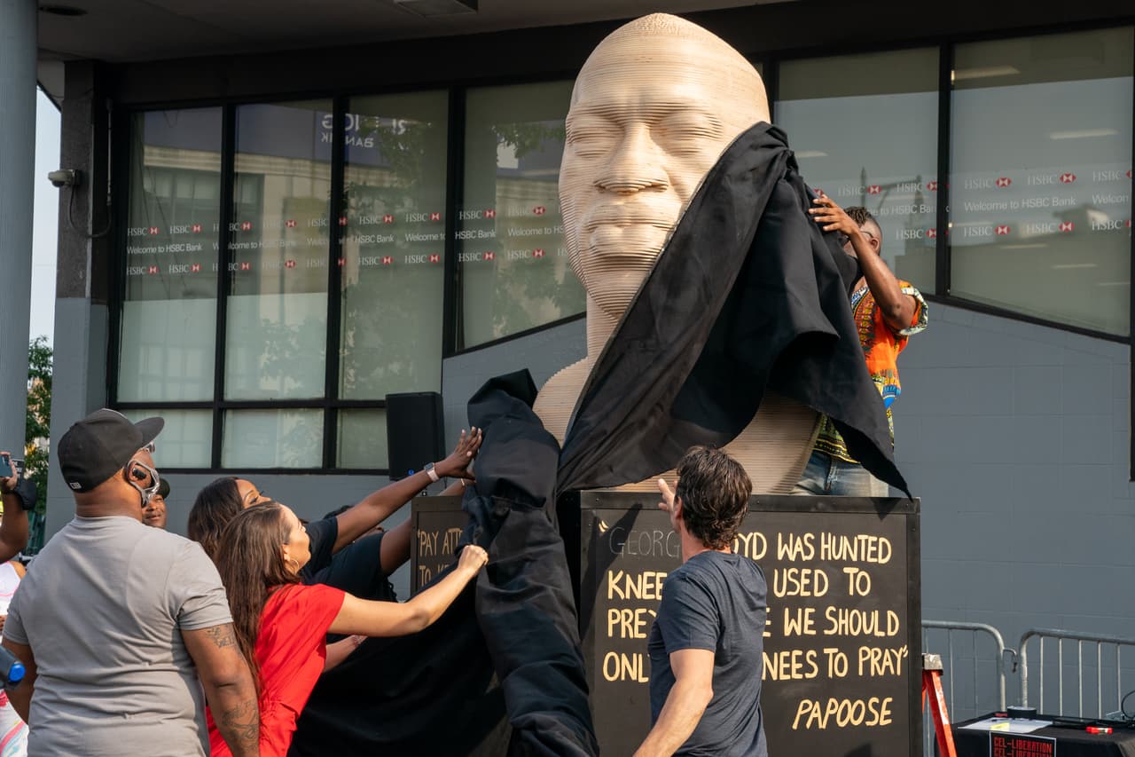 Vandalizan las nuevas estatuas de George Floyd en Brooklyn y Newark