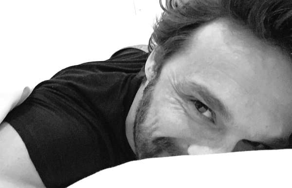 Mientras que su novio,
<b><a href="http://www.univision.com/temas/ivan-sanchez">Iván Sánchez</a></b>, prefiere dormir con una playera negra y con una sonrisa en el rostro.