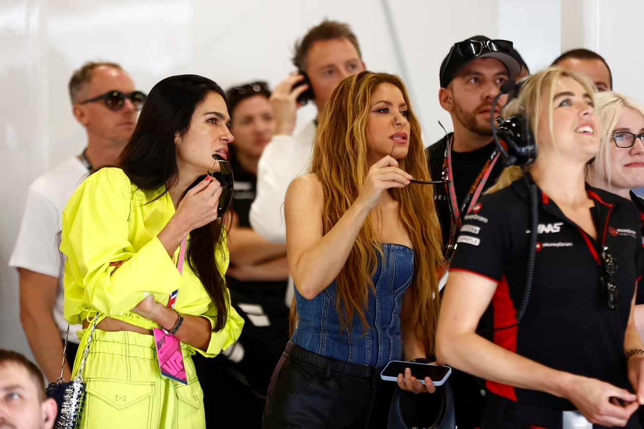 Fue vista en el Grand Prix Británico 
<b><a href="https://www.univision.com/famosos/shakira-aparece-f1-reino-unido-lewis-hamilton-reaviva-romance" target="_blank">apoyando al piloto Lewis Hamilton</a></b>, con quien ha sido relacionada de manera romántica desde mayo pasado. 
<br>