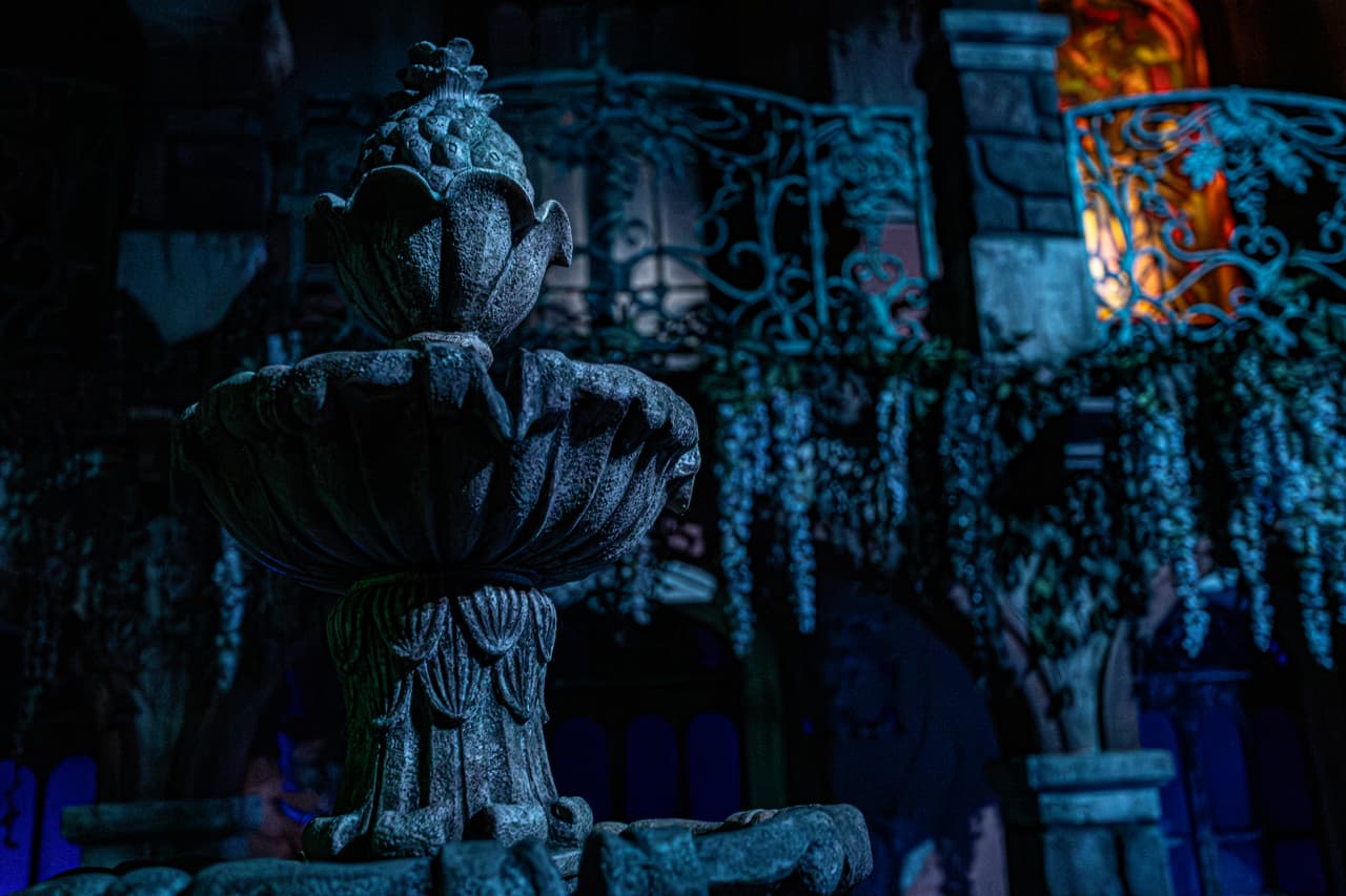 <b>El Artista: A Spanish Haunting -</b> La casa combina arquitectura histórica con efectos sobrenaturales, logrando que los visitantes se sientan atrapados en un mundo donde el arte se vuelve macabro y peligroso.