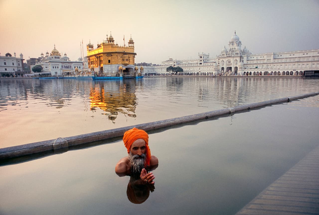 <b>Amritsar, India.- </b>Peregrino Sij realiza el ritual de lavado frente al lugar sagrado de peregrinación para esta religión, el Templo de Oro en Amritsar, Punjab. Krivic es un fotógrafo galardonado que retrata tradiciones, malestar social y devoción religiosa en partes pobres del mundo. 
<b>Sus fotos reflejan "las voces de los olvidados" y muestra a personas de modo espontáneo y natural y alienta al espectador a observar y pensar</b>. / Crédito: Matjaz Krivic, Eslovenia. Ganador en categoría Portafolio de viajes / 
<a href="www.tpoty.com" target="_blank">Tpoty</a>