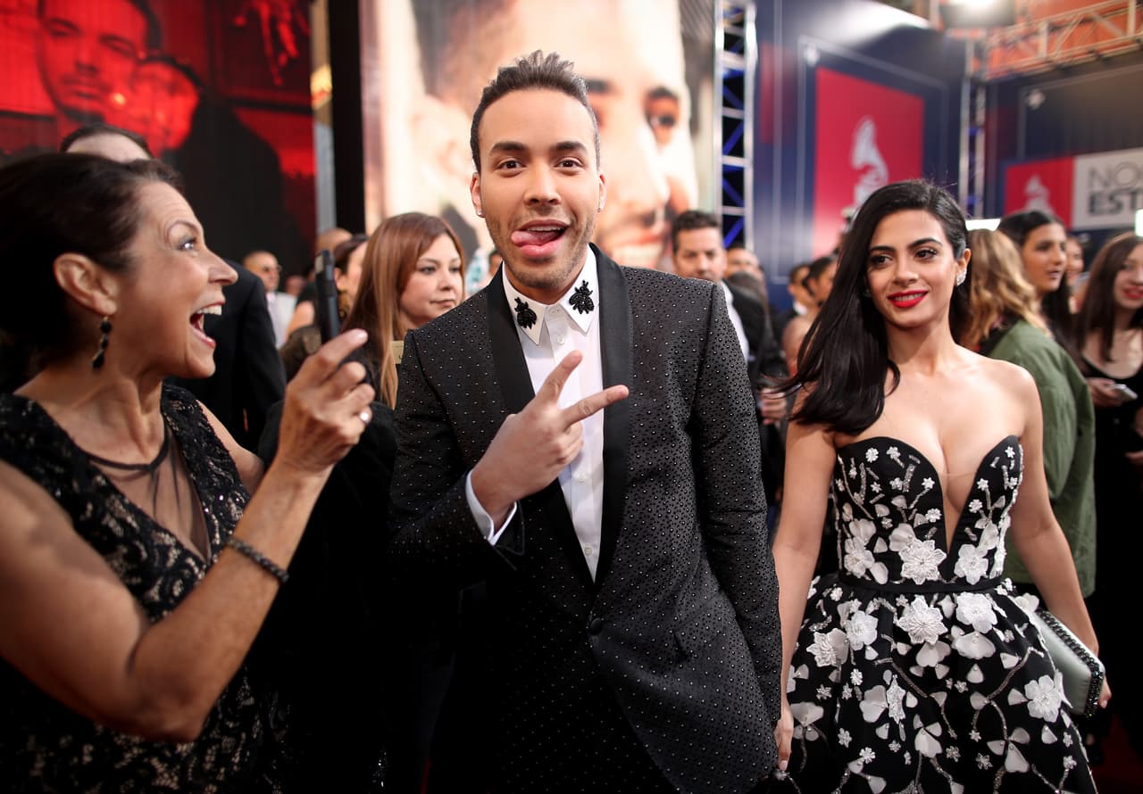 Y Prince Royce con todo y lengüita de fuera nos manda un saludo.