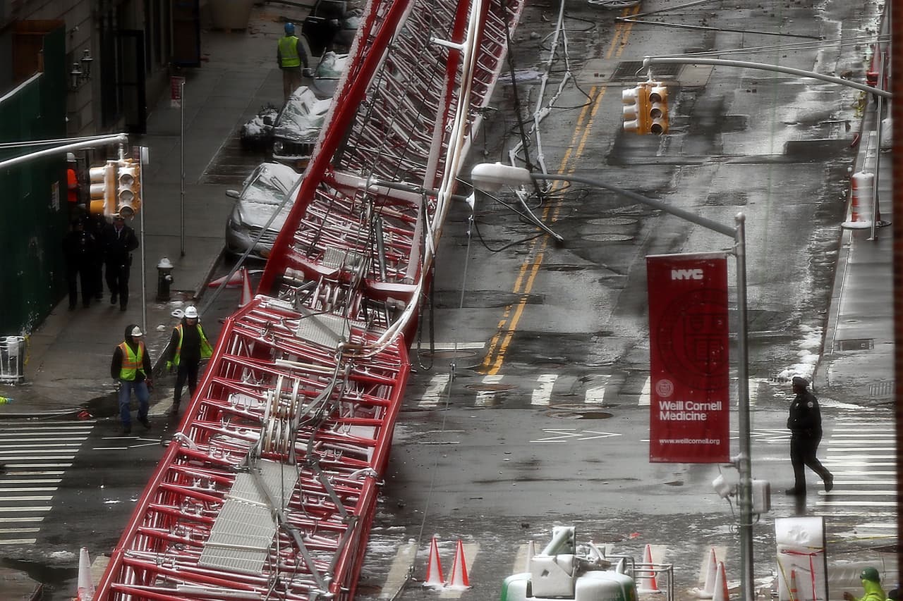 Investigan las causas del colapso de una enorme grúa en Nueva York