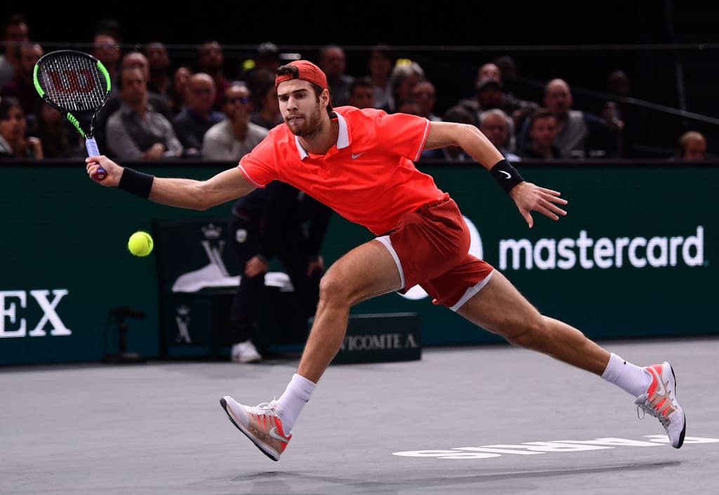 Junto a Juan Martín del Potro es uno de los tenistas con mayor estatura del circuito, con 1,98 m de estatura (6,6) y 87 kg (191 libras) de peso.