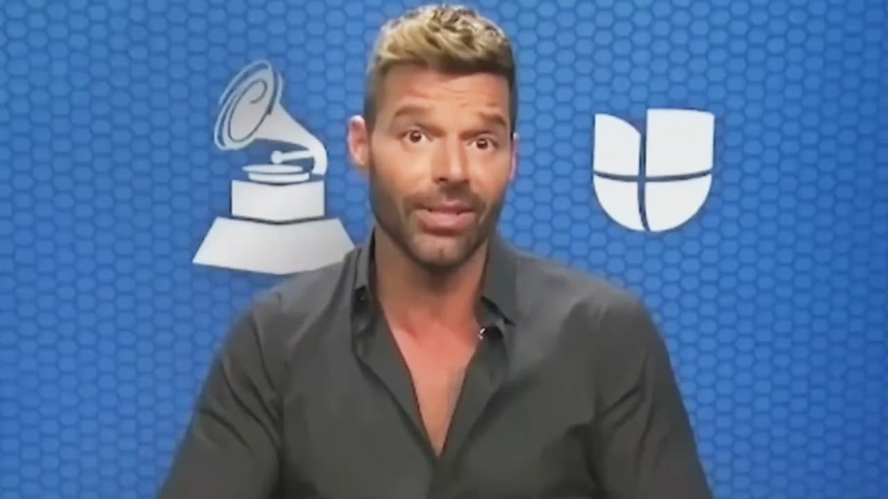 Ricky Martin alista su participación en los Latin GRAMMY y aclara el estado de salud de su papá