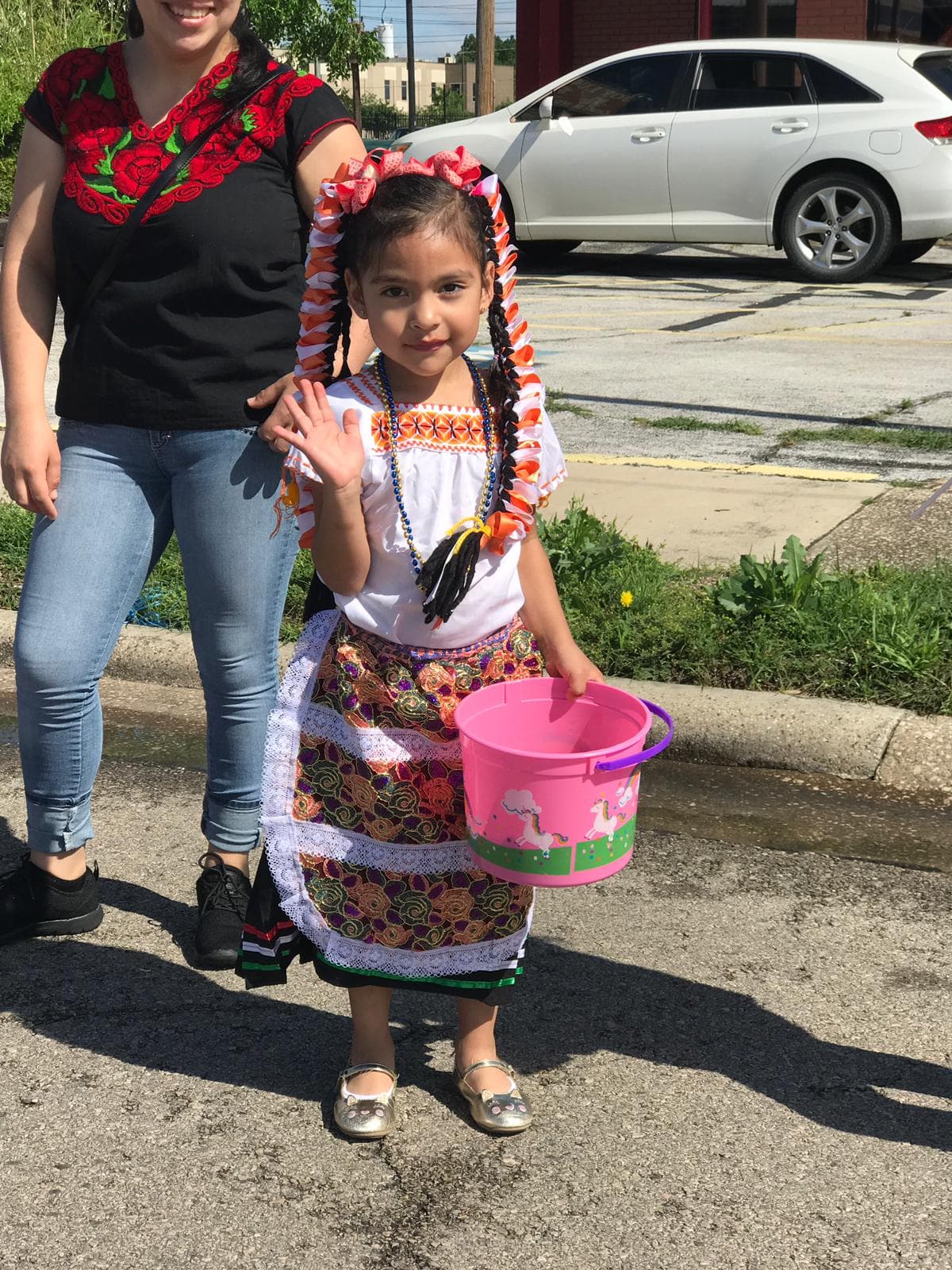 Los chicos se encontraban preparados a las orillas de las calles para recoger obsequios que lanzaban los participantes de la caravana.