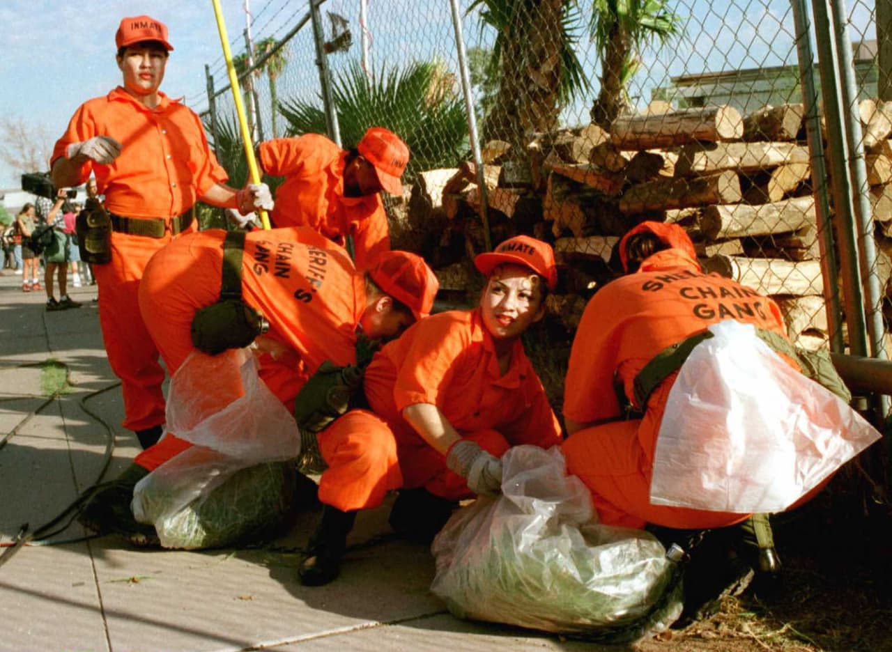 Con papel y pluma luchan en El Bronx contra "la esclavitud" en las prisiones de EEUU