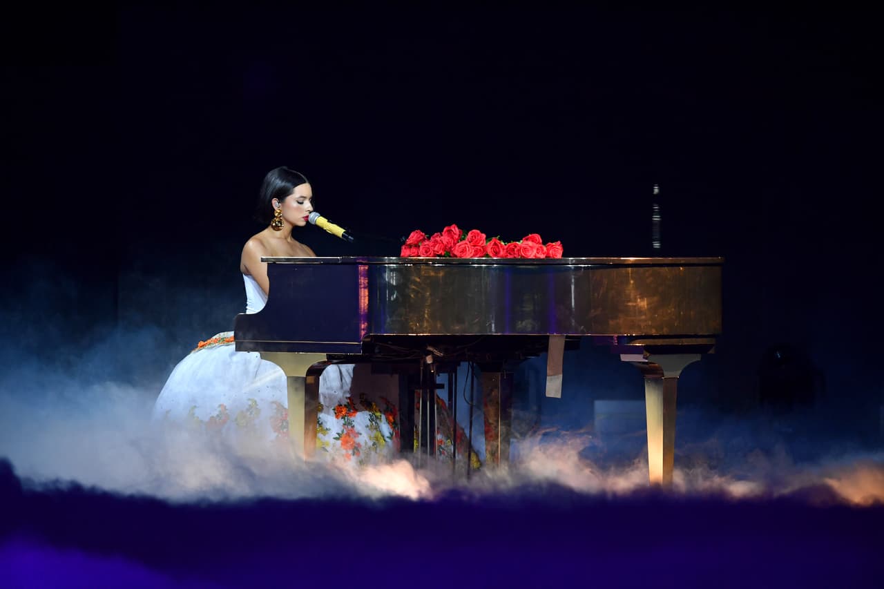 <b>Ángela Aguilar</b> llenó el ambiente de romanticismo con la canción
<b>'Ahí Donde Me Ven'</b> acompañada de un piano y rosas rojas.