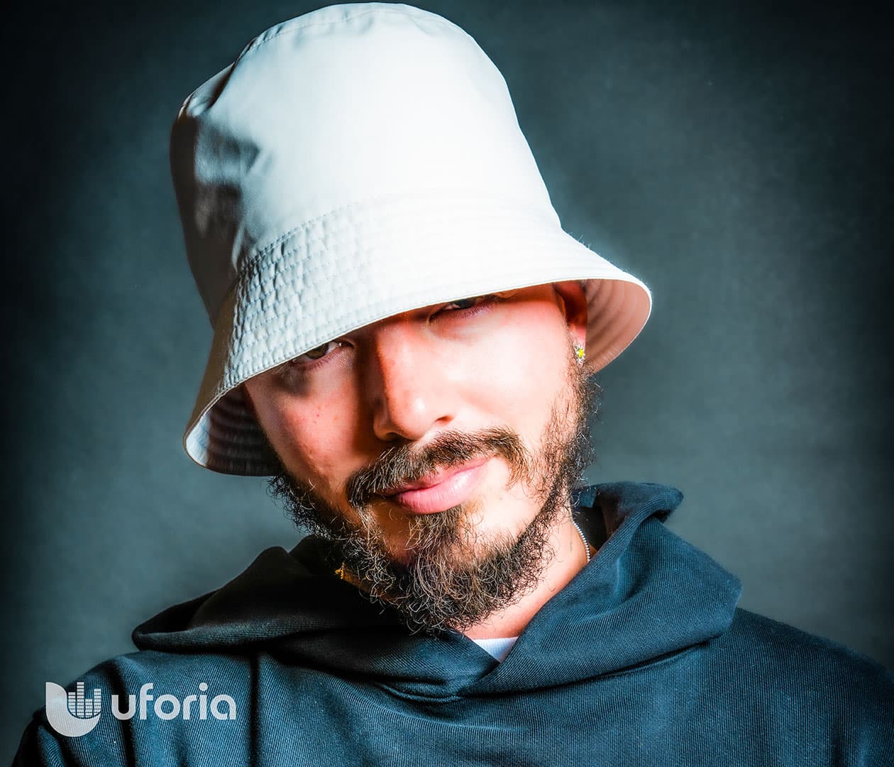 “El álbum fue guiado por mi mano derecha en la producción, Sky Rompiendo, que siempre estuvo pendiente de cada productor, pero está Diplo, Dj Snake… hay muchos productores.”