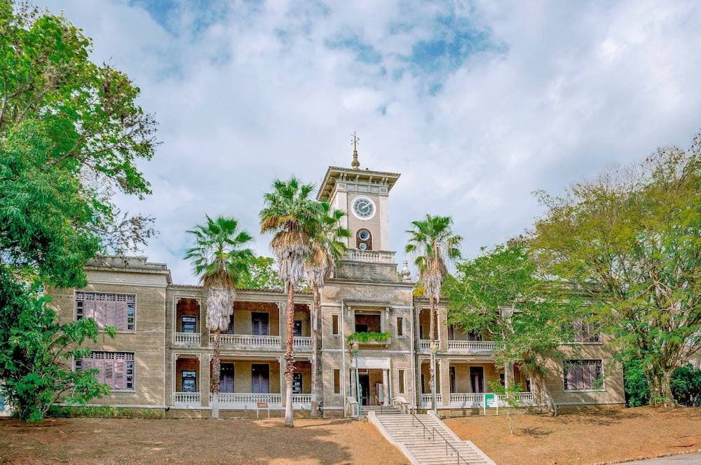 El Colegio de Ingeniería está reconocido por las principales agencias acreditadoras y empleadores de ese campo, y cuenta con ofertas exclusivas en la isla como los doctorados en Ingeniería Eléctrica, Mecánica, Civil, Química, Bioingeniería y Ciencias e Ingeniería de la Información y la Computación.