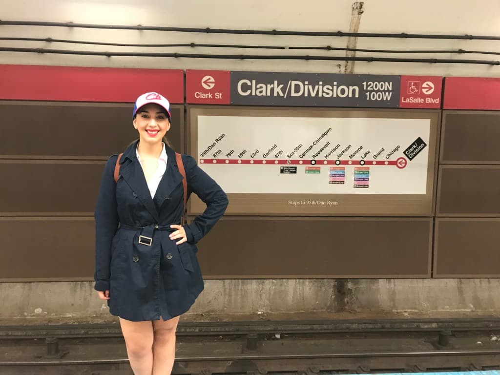 Más trade, llegó la hora de ir al beisbol. Por la línea roja del metro viajé hasta el estadio de los 
<b>Medias Blancas</b> de 
<b>Chicago </b>y mi gorra de 
<b>Charros de Jalisco</b> funcionó muy bien por tener las mismas iniciales de la ciudad.