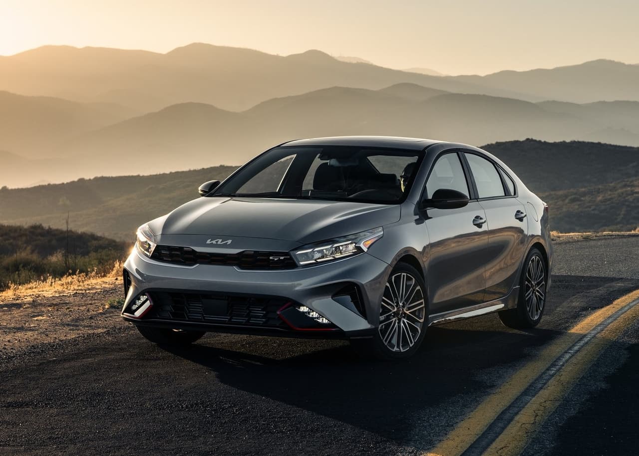 <h3 class="cms-H3-H3"><b>Kia Forte – 35 mpg</b></h3>
<br>
<br>El Kia Forte registra un consumo de 31 mpg en ciudad, 41 mpg en carretera y 35 mpg en trayecto combinado. Este rendimiento lo logra gracias a su motor cuatro cilindros de 147 caballos de fuerza asociado a una transmisión automática CVT que envía la potencia a las ruedas delanteras. Su precio inicial es de $18,885.
<br>