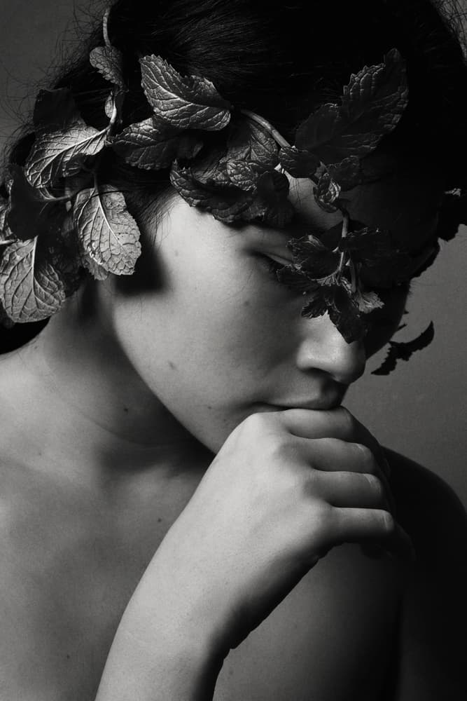 Su mujer, 
<b>Calpurnia</b>, también había soñado esa misma noche que César sería asesinado y trató de impedir que ese día César acudiera al Senado, convocado para tratar la guerra contra los partos, hacia la que partiría César al día siguiente.