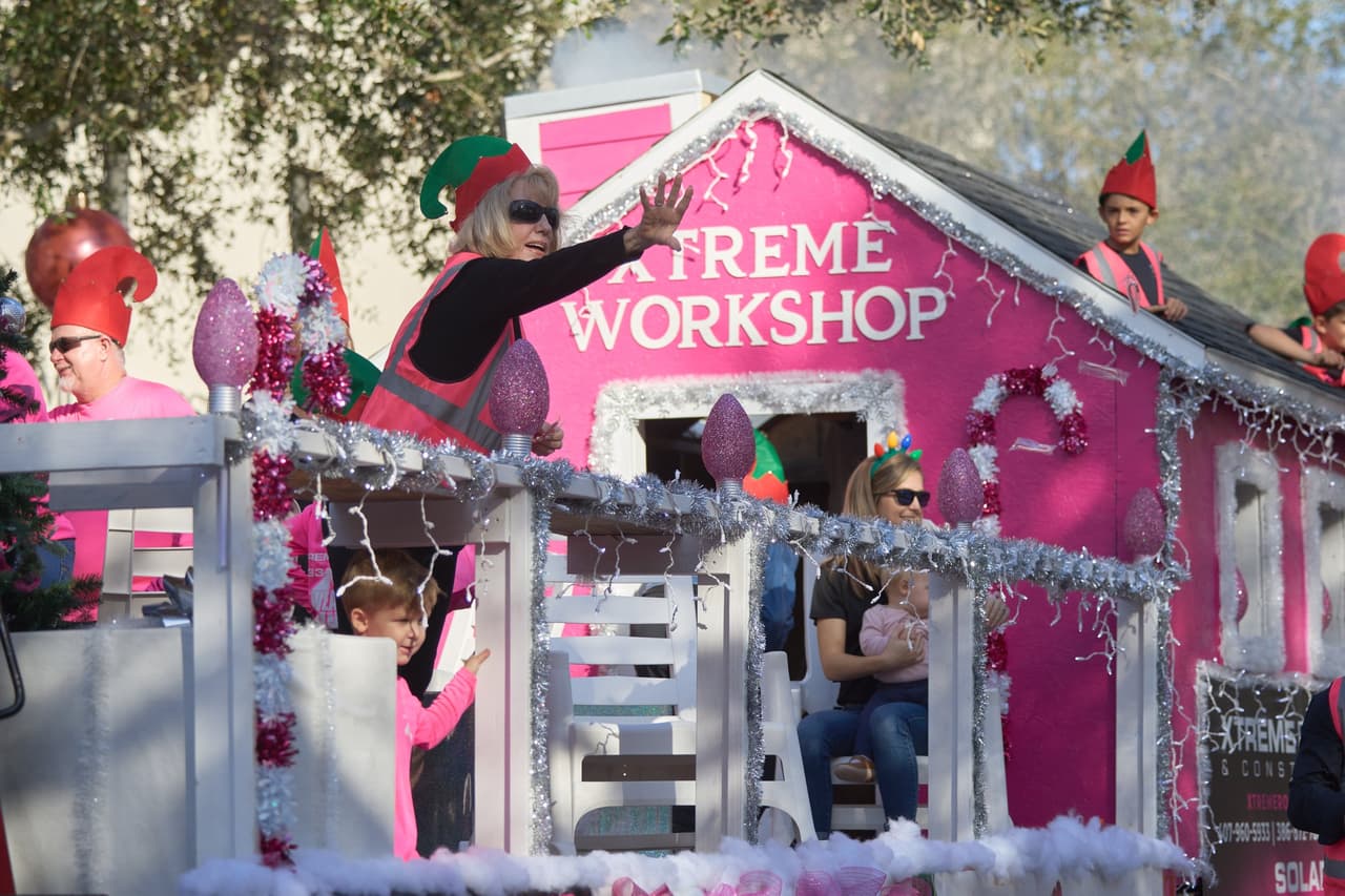 <b>Winter Park Ye Olde Hometown Christmas Parade</b>
<br>
<b>Fecha:</b> 2 de diciembre
<br>
<b>Lugar:</b> Park Avenue
<br>
<b>Sitio web</b>: 
<a href="https://winterpark.org/christmas-parade">https://winterpark.org/christmas-parade</a> 
<br>
<br>El evento se ha llevado a cabo cada diciembre durante más de 65 años, lo que lo convierte en el desfile festivo continuo más antiguo de Florida Central. Más de 80 organizaciones participan, incluidas bandas de música, departamentos de policía y bomberos locales, grupos de exploración, funcionarios locales y hasta Papá Noel.