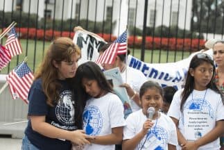 Inmigrante que representa a más de 800 niños confía en milagro de la reforma migratoria
