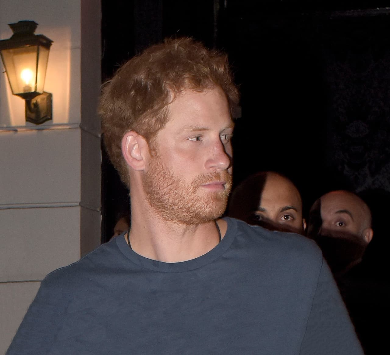 El pelirrojo salió muy desilusionado de un bar pues el equipo australiano de rugby venció a Inglaterra.