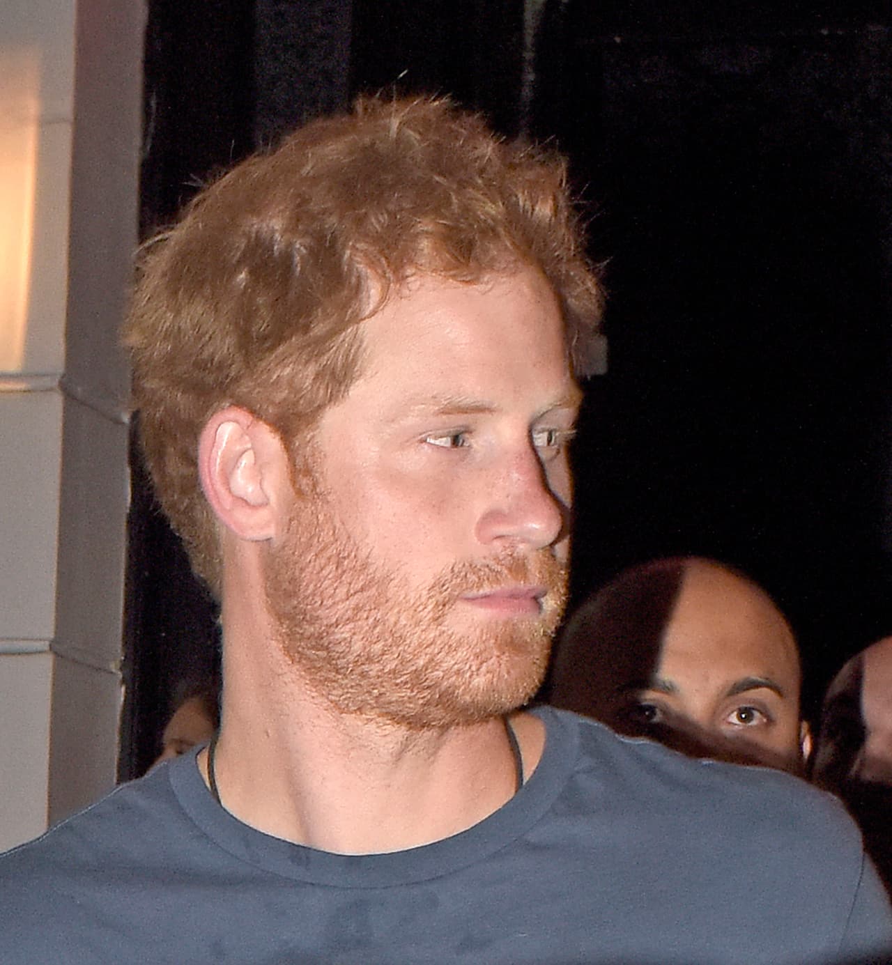 No faltará quien quiera culpar a Meghan Markle de esta situación, pero sería injusto ya que desde antes de su matrimonio el Príncipe Harris siempre ha sido el “chico malo” de la Corona, con sus propias ideas y sus decisiones, aunque, por supuesto, su relación marital junto a una mujer tan independiente contribuyó a fortalecer esa tendencia.
<br>