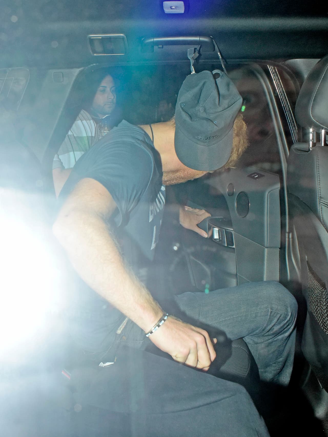 Subió rápidamente a su automóvil.