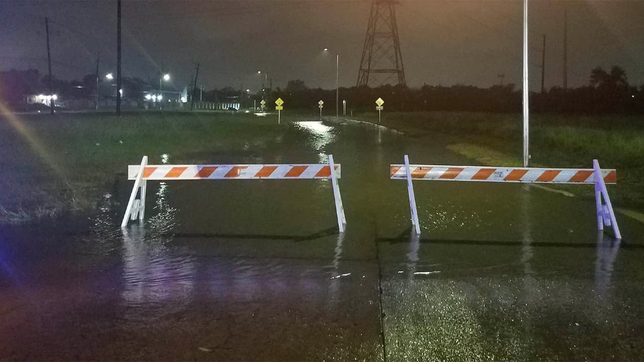 Reportan varias calles de Houston inundadas ante intensidad de lluvias por tormenta tropical Beta