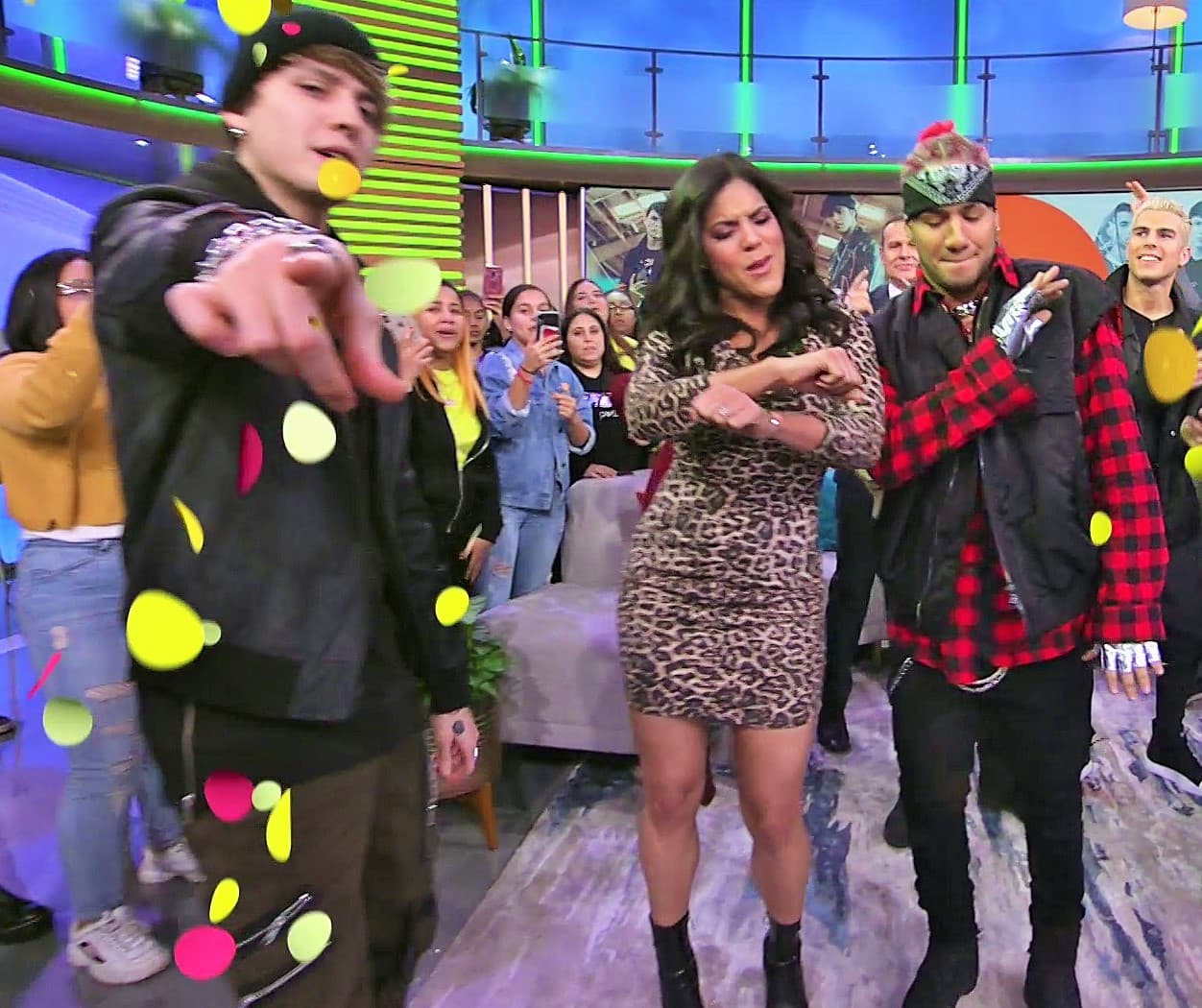 Francisca Lachapel sacó sus mejores pasos y bailó al ritmo de la banda. Mientras ellos sacudían el cuerpo, las fans corearon de principio a fin cada tema que se escuchaba en el estudio.