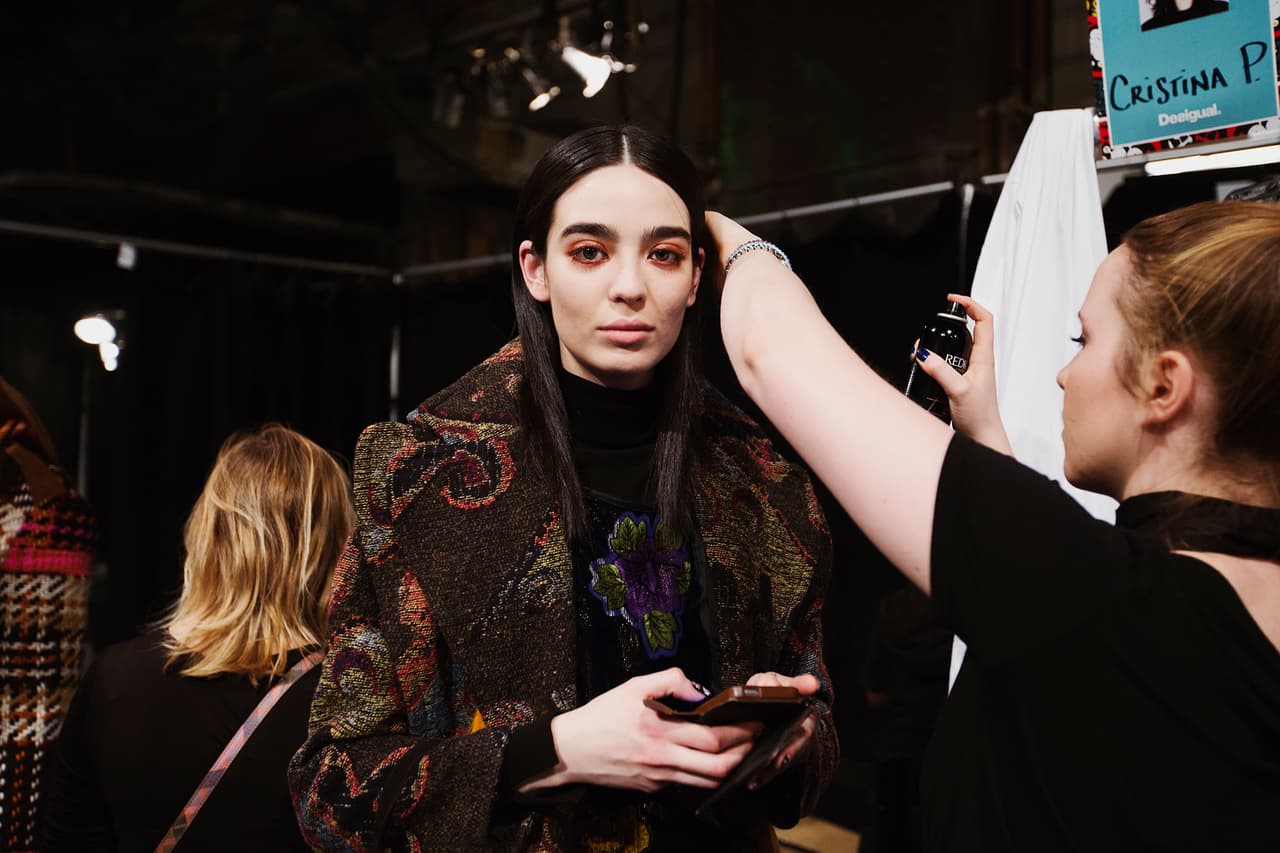 Aunque las modelos llegan casi dos horas antes del show, solo se visten con las piezas que van a desfilar unos minutos antes de que la pasarela comience, esto con el fin de que la ropa no se estropee, se arrugue y de que los medios no arruinen la sorpresa.