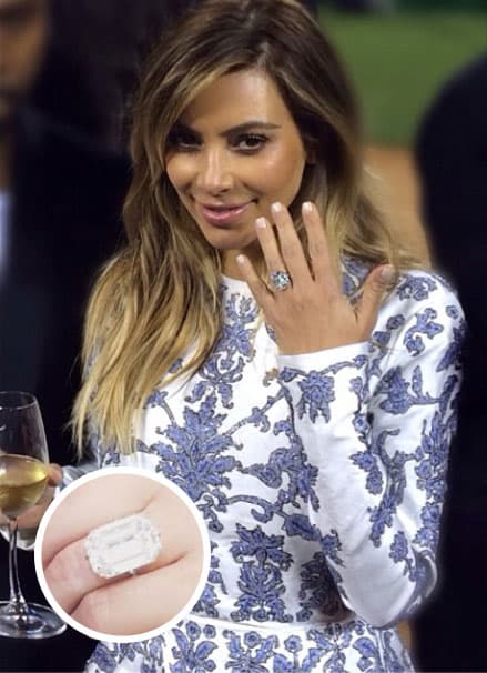 <b>Kim Kardashian </b>se comprometió en el 2013 con su actual esposo, 
<b>Kanye West</b>, y la joya estuvo valuada en 
<b>1.6 millones de dólares</b>. Cabe mencionar que este anillo le fue robado a 
<b>Kim</b> durante uno de sus tantos viajes a París.