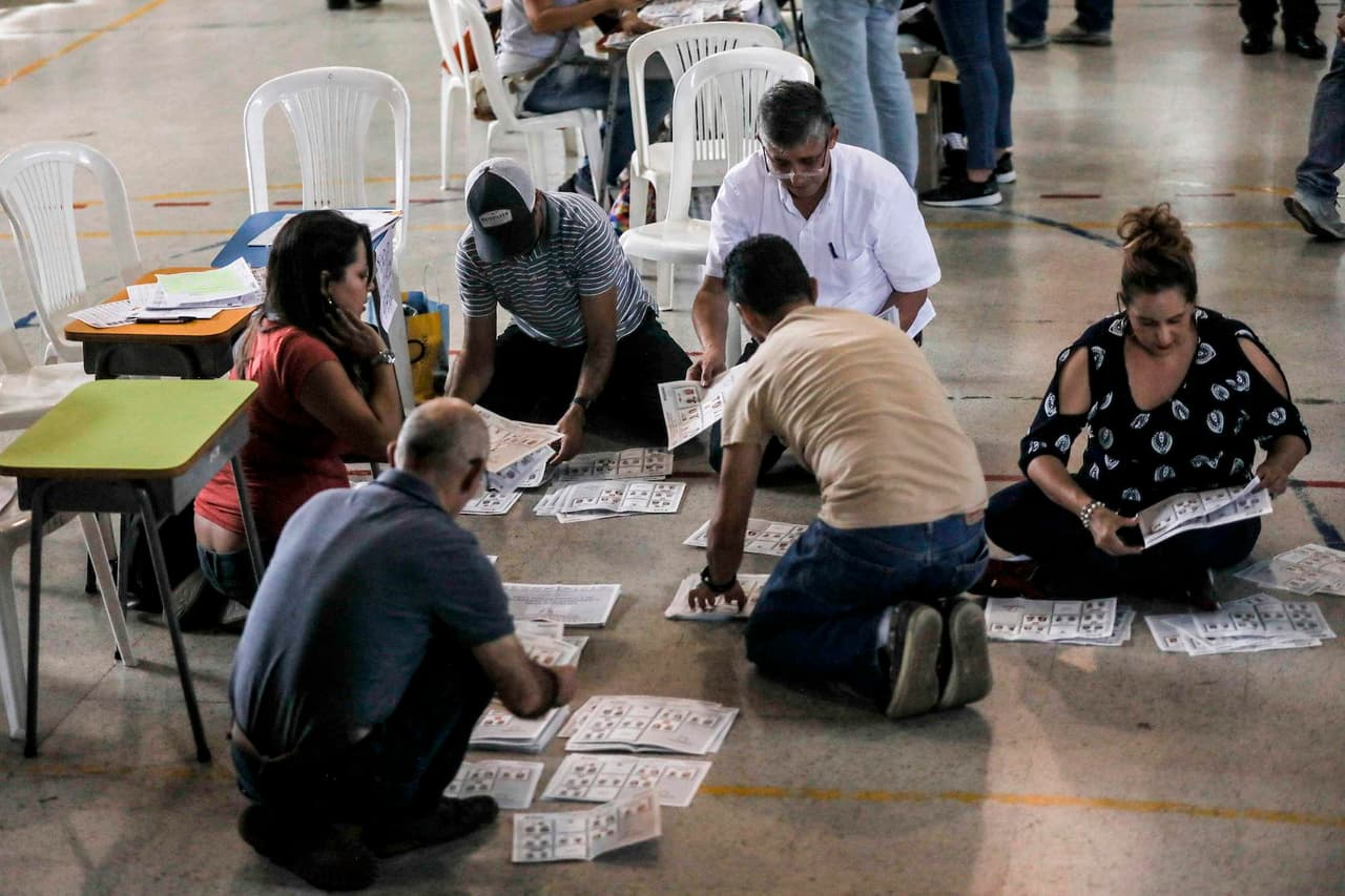 El proceso de conteo de los votos. Unos 155,000 militares vigilaron el proceso, que se celebró sin ataques por la desaparición de las FARC y la tregua unilateral que declaró el ELN para facilitarlo.
<br>