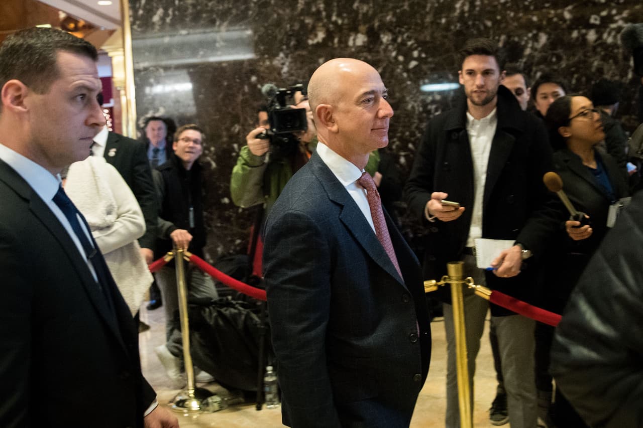 La presencia de Jeff Bezos en la reunión con Trump es una de las que más han dado qué hablar. La relación entre ambos ha sido muy tensa durante la campaña: según el magnate, Bezos compró The Washington Post por motivos fiscales. Trump también amenazó con emprender una investigación antimonopolio contra Amazon.