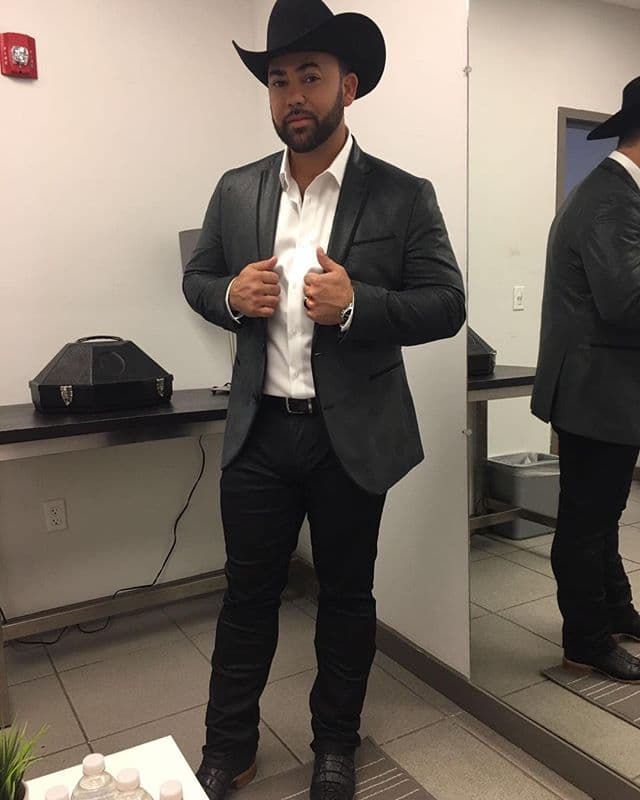 Hoy en día, los gruperos gastan mucho dinero para tener los sombreros y texanas de más alta calidad.