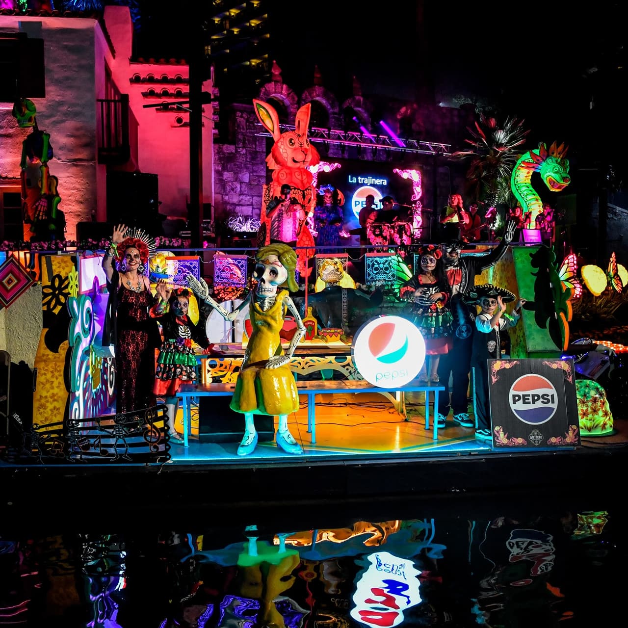 Las botes desfilarán por todo el río de San Antonio a lo largo del corazón de la ciudad. Cada bote representa una figura o tradición asociada con el Día de Muertos.