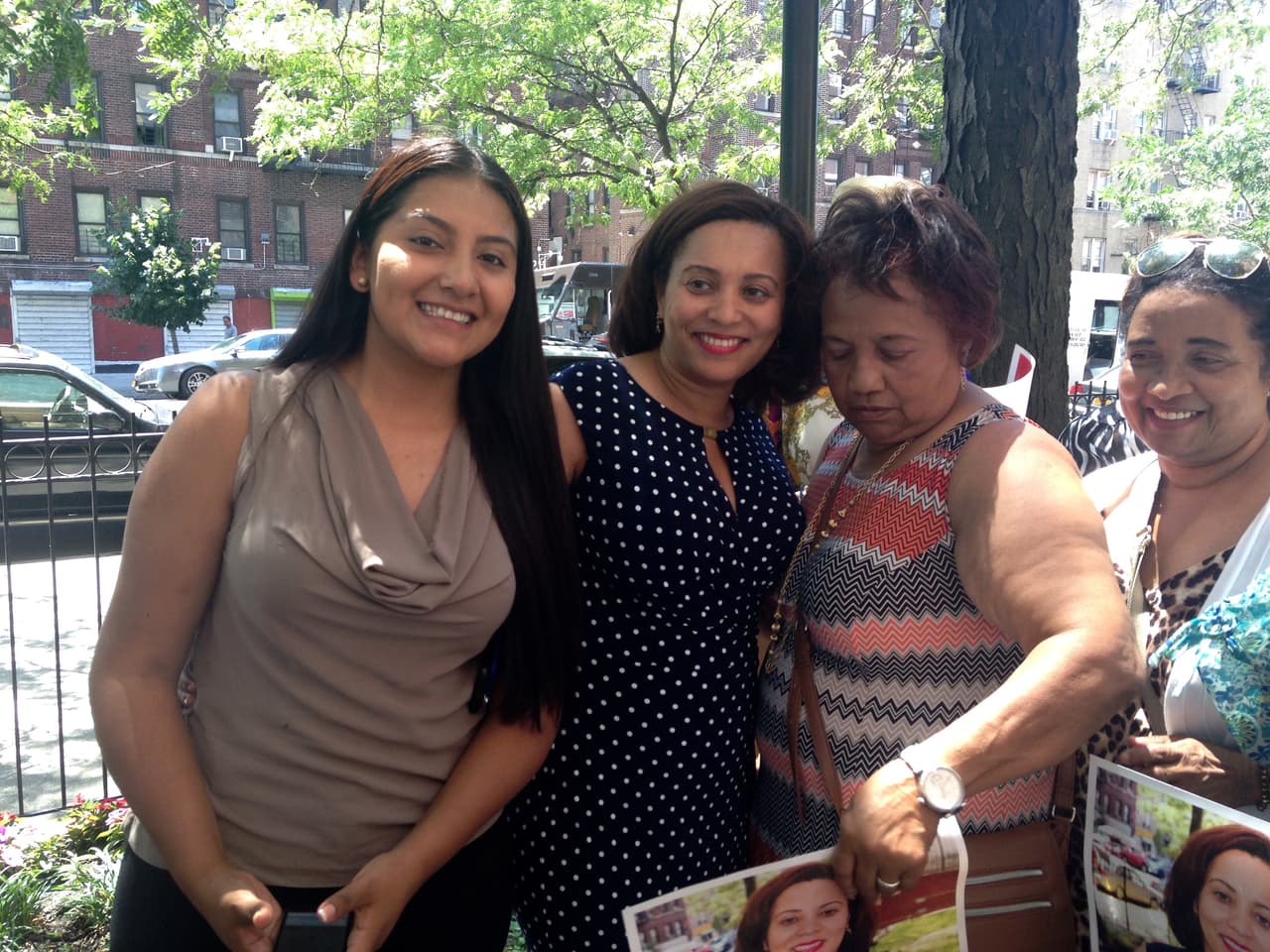 Mónica Sibri (blusa café) es una “dreamer” y gerente de campaña de Alcántara.