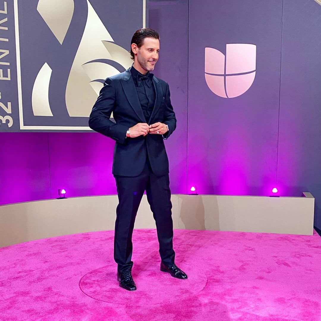 Como el experto en moda que es, Quique Usales no podía dar la mala nota, así que lució en colores oscuros y perfectamente bien peinado.