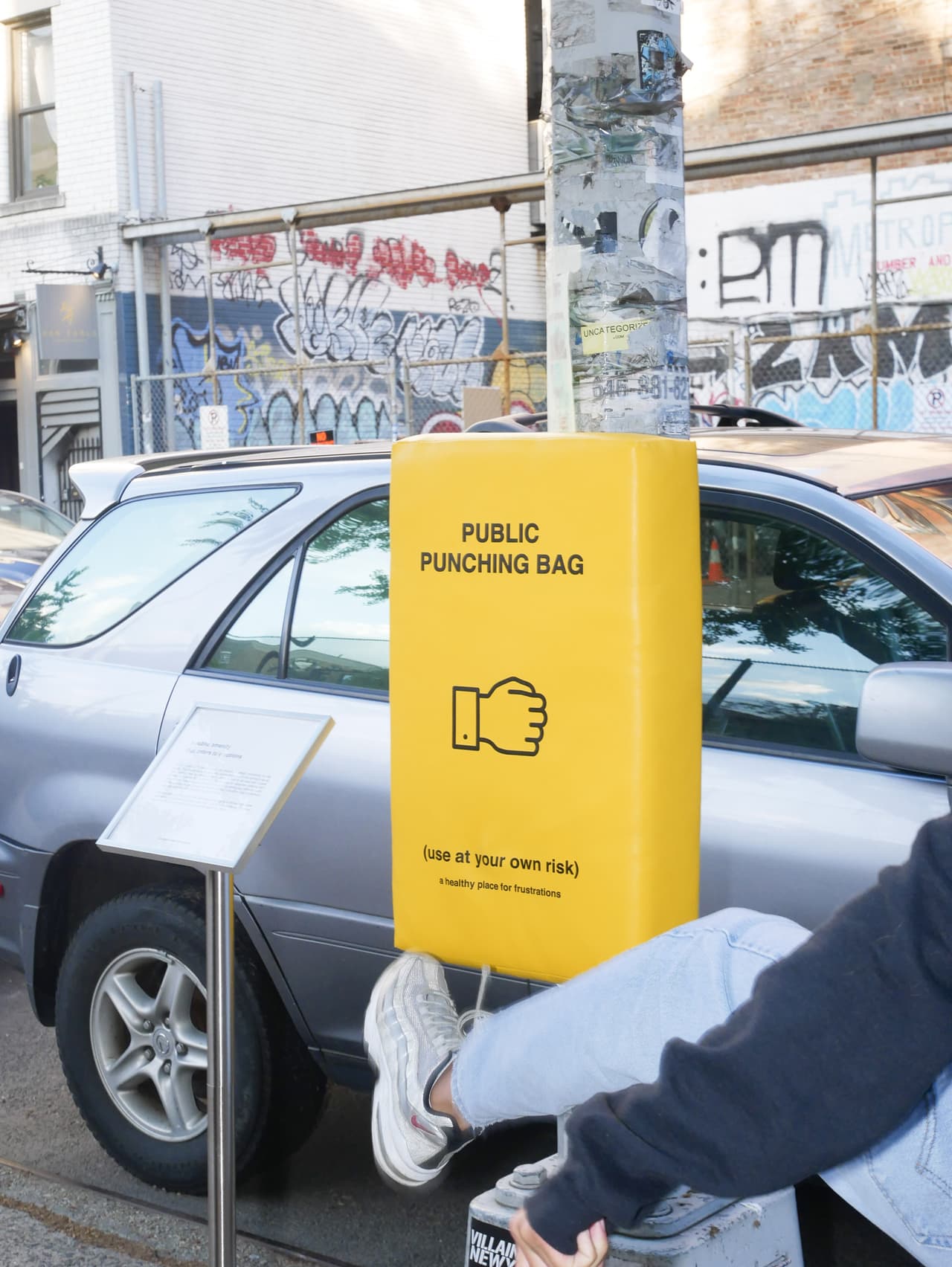El estudio de diseño estudio ‘donttakethisthewrongway’ se autodefine como creador de un lenguaje que “presenta una actitud lúdica hacia productos que abordan problemas graves”.