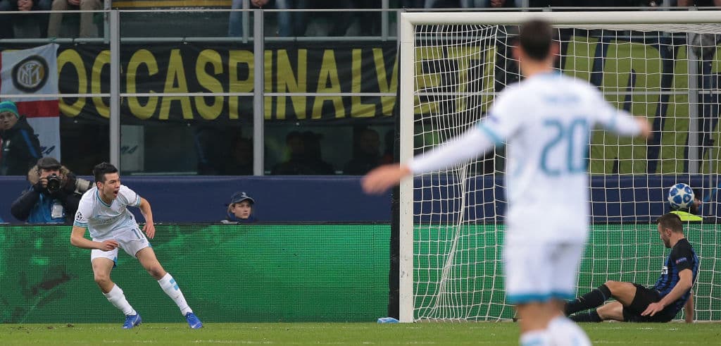 El mexicano Hirving Lozano tuvo una destacada actuación en el cierre de la fase de grupos de la UEFA Champions League que su equipo empató 1-1 ante el Inter con gol suyo.