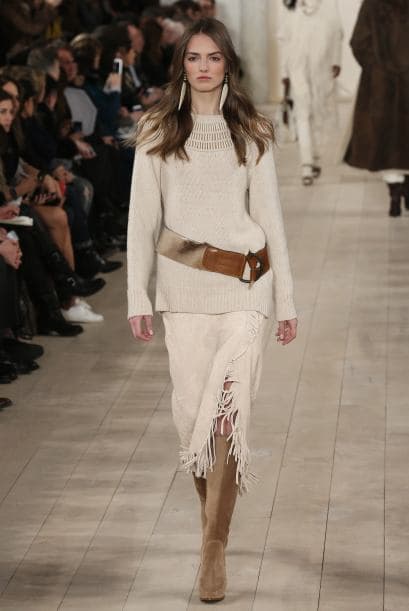 ¿Eres delgada y alta? Entonces resalta tus curvas con un cinturón ancho holgado y a la cadera.